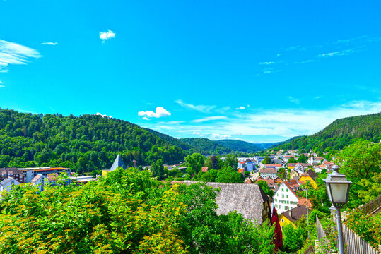 Malerischer Blick von der historischen Altstadt auf das Neckartal mit seinen dicht bewaldeten H&uuml;geln und Wohngebieten in Horb am Neckar, Baden-W&uuml;rttemberg, Deutschland