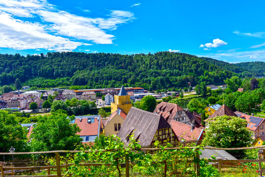 Malerischer Blick von der historischen Altstadt auf das Neckartal mit seinen dicht bewaldeten H&uuml;geln und Wohngebieten in Horb am Neckar, Baden-W&uuml;rttemberg, Deutschland