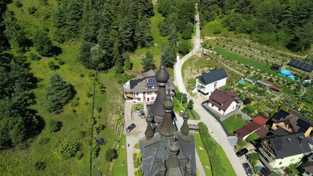 Powroznik - Polska
Stara cerkiew nagrana dronem. G&oacute;ry, pola, cerkiew, słoneczny dzień, piękne widoki