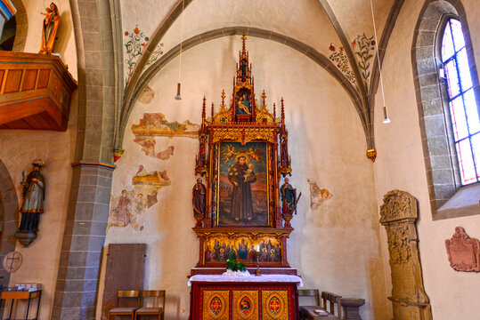 Neugotischer Seitenaltar des Heiligen Antonius mit historischen Wandmalereien in der Liebfrauenkapelle in Horb am Neckar, Baden-W&uuml;rttemberg