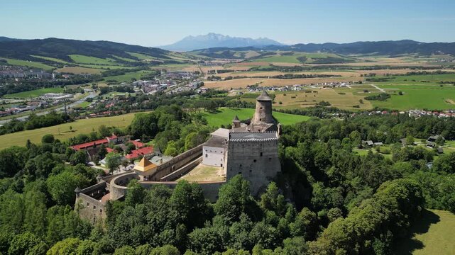 Zamek Lubowelski - Słowacja
Pięknie położony zamek w g&oacute;rach z widokiem na Tatry. Film nagrany dronem, las, g&oacute;ry, zamek, piękne widoki, bajkowa sceneria

