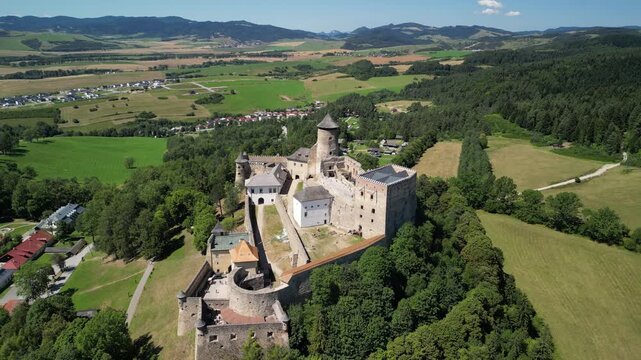 Zamek Lubowelski - Słowacja
Pięknie położony zamek w g&oacute;rach z widokiem na Tatry. Film nagrany dronem, las, g&oacute;ry, zamek, piękne widoki, bajkowa sceneria
