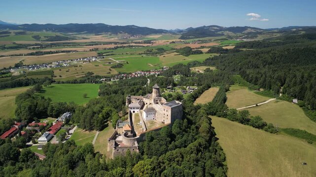 Zamek Lubowelski - Słowacja
Pięknie położony zamek w g&oacute;rach z widokiem na Tatry. Film nagrany dronem, las, g&oacute;ry, zamek, piękne widoki, bajkowa sceneria
