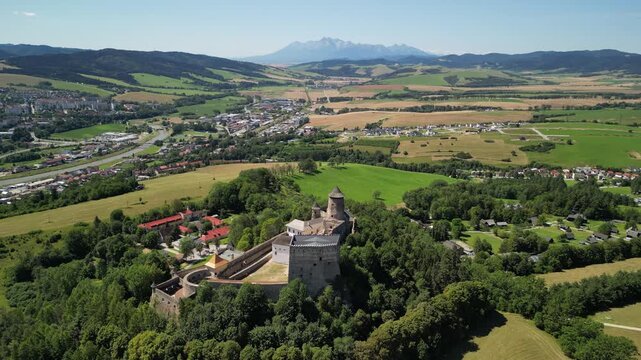 Zamek Lubowelski - Słowacja
Pięknie położony zamek w g&oacute;rach z widokiem na Tatry. Film nagrany dronem, las, g&oacute;ry, zamek, piękne widoki, bajkowa sceneria
