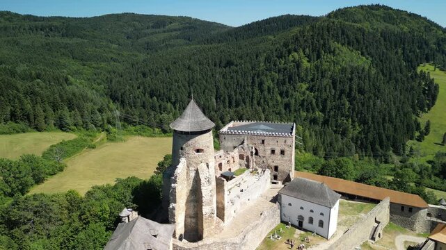 Zamek Lubowelski - Słowacja
Pięknie położony zamek w g&oacute;rach z widokiem na Tatry. Film nagrany dronem, las, g&oacute;ry, zamek, piękne widoki, bajkowa sceneria

