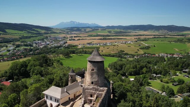 Zamek Lubowelski - Słowacja
Pięknie położony zamek w g&oacute;rach z widokiem na Tatry. Film nagrany dronem, las, g&oacute;ry, zamek, piękne widoki, bajkowa sceneria
