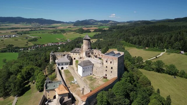 Zamek Lubowelski - Słowacja
Pięknie położony zamek w g&oacute;rach z widokiem na Tatry. Film nagrany dronem, las, g&oacute;ry, zamek, piękne widoki, bajkowa sceneria
