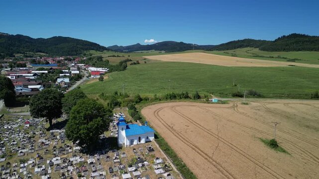 Słowacja - okolice g&oacute;r Pienin i Tatr. Pola, g&oacute;ry , piękne widoki nagrane dronem. Krajobraz, przyroda.