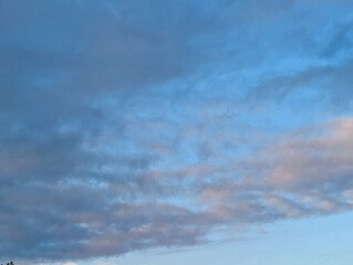 Obraz premium Moody Blue Gray Clouds Spreading Across the Evening Sky for Atmospheric Background Use