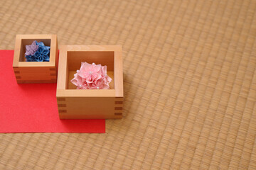 Fototapeta premium 和室で撮影した折り紙を入れた木枡