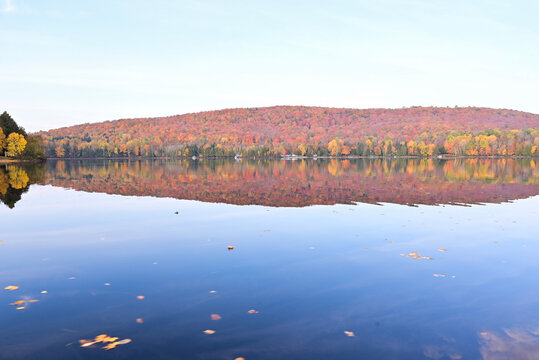 Reflet sur un lac aux couleurs d'automne dans les Laurentides