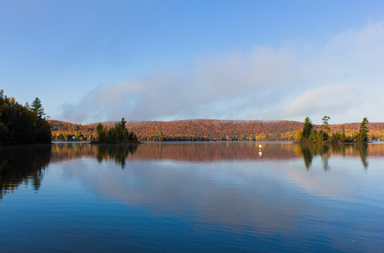 Reflet sur un lac aux couleurs d'automne dans les Laurentides
