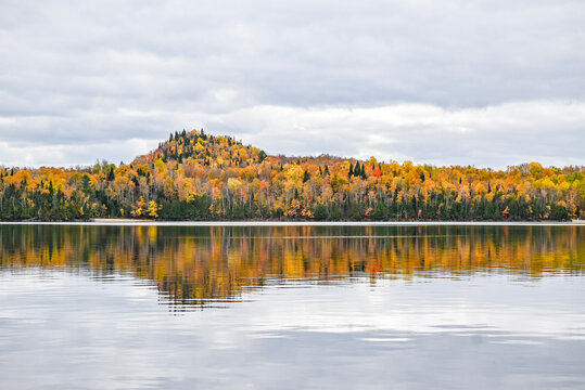 Reflet sur un lac aux couleurs d'automne dans les Laurentides