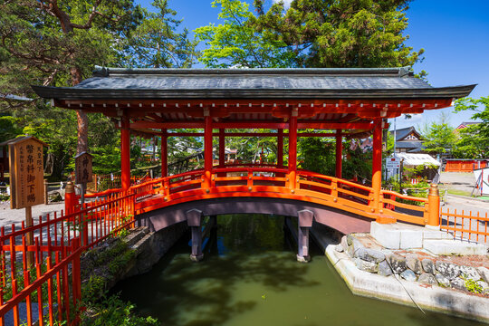 日本の風景・初夏　長野県上田市　新緑の生島足島神社　神橋