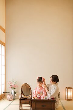 鏡を見ながら髪を整えてもらう七五三の日本人女の子 和室で迎える特別な晴れの日（AI生成）