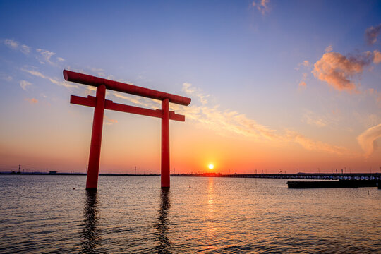 秋の鹿島神宮 一の鳥居と夕日　茨城県鹿嶋市
