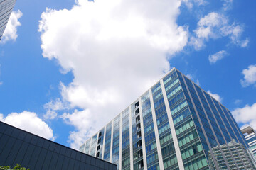 Fototapeta premium 青空とビルの風景