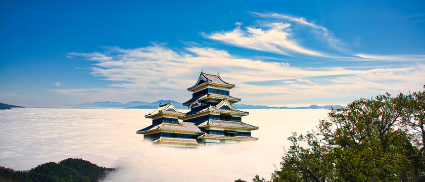 北海道の雲海に浮かぶ松本城合成