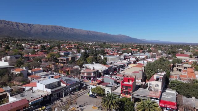 Vista a&eacute;rea de Villa de Merlo, San Luis. Paisaje urbano y monta&ntilde;oso. Argentina, turismo.