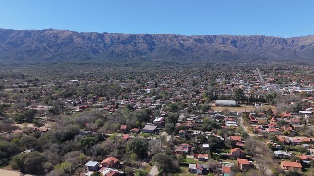 Vista a&eacute;rea de Villa de Merlo, San Luis. Paisaje urbano y monta&ntilde;oso. Argentina, turismo.