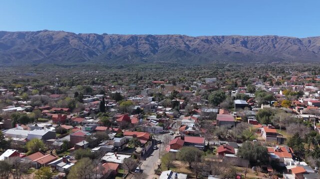 Vista a&eacute;rea panor&aacute;mica de Villa de Merlo, San Luis, con las sierras de fondo