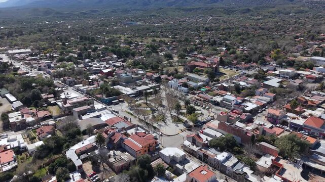Panor&aacute;mica a&eacute;rea de Villa de Merlo, San Luis, Plaza Sobremonte y las Sierras de los Comechingones. Argentina. Turismo y viajes. 