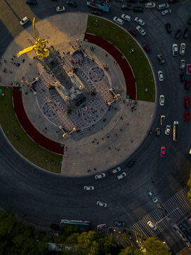 Aerial view of The Angel of Independence monument in a roundabout with surrounding traffic and pedestrians in Ciudad de Mexico, Ciudad de Mexico, Mexico.