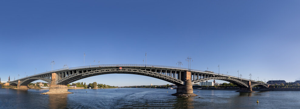 Theodor Heuss bridge in Mainz spanning river Rhine, Mainz