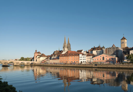 Panorama der Stadt Regensburg am Fluss Donau in Deutschland mit Dom und steinerner Br&uuml;cke