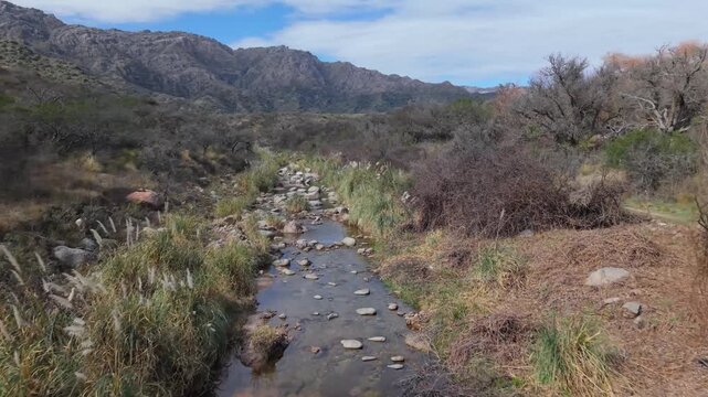 Dron recorriendo un r&iacute;o rocoso entre las Sierras de los Comechingones, San Luis, Argentina. 