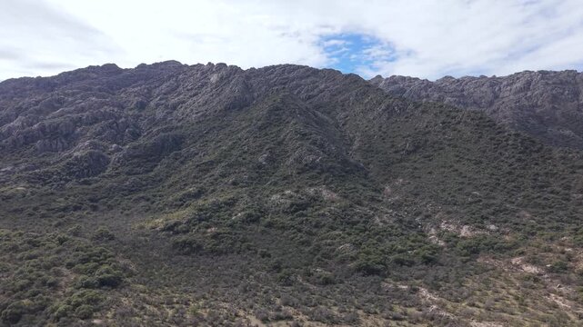 Panor&aacute;mica a&eacute;rea de las monta&ntilde;as de Merlo en San Luis, Cortaderas. Argentina. Monta&ntilde;as y turismo.