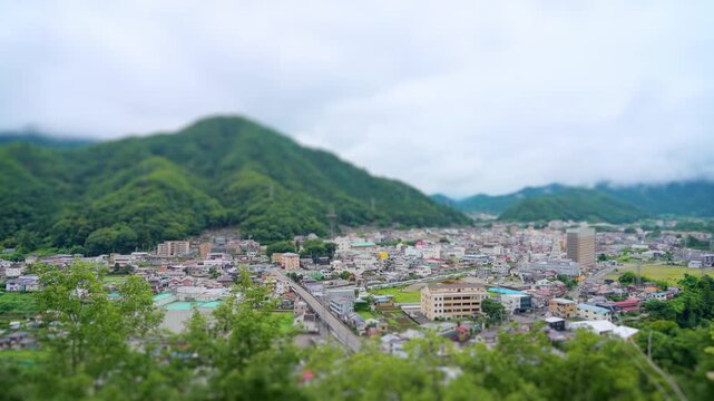 山間部の街と特急