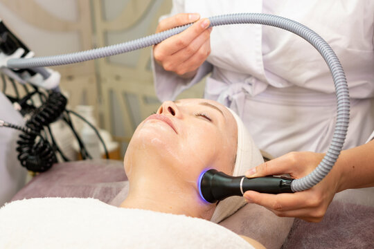 Facial Cryotherapy Treatment Along Jawline