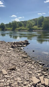 Extrem niedriger Wasserstand der Weser bei Stolzenau im Sommer - Sommerliches Niedrigwasser an der Mittelweser bei Stolzenau mit weit freiliegendem steinigem Ufer. Dokumentarische Aufnahme zu Trockenh