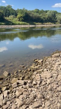 Freiliegendes steiniges Weserufer bei Niedrigwasser in Stolzenau - Steine und Uferbereiche liegen bei Niedrigwasser an der Weser bei Stolzenau frei. Das Video dokumentiert den niedrigen Wasserstand un