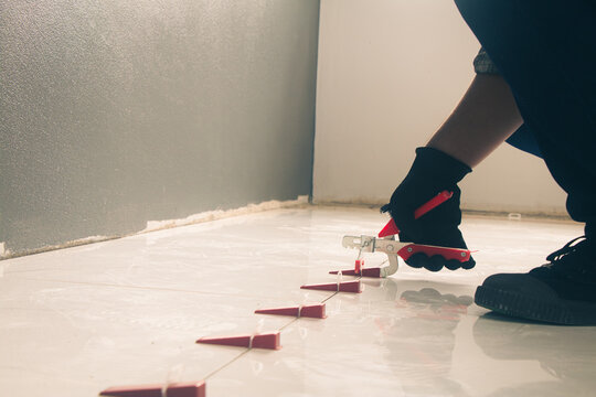 Technicians use Tile leveling pliers Leveling wedges Tile leveling clips to lay tiles.