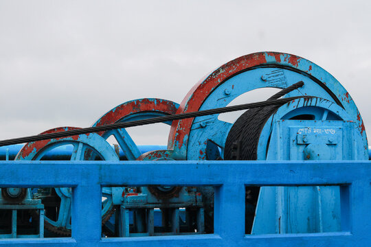Close Up of Mechanical Steel Wire Rope Pulley Wheels for Barrage Water Gate