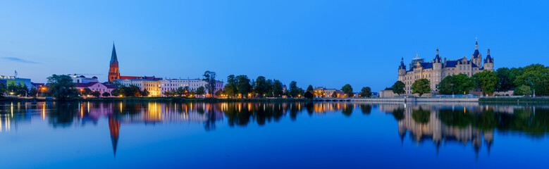 Fototapeta premium Evening panorama of the Schwerin Castle and town skyline