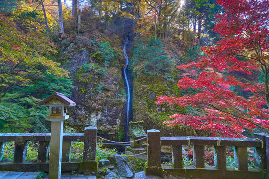 秋の群馬県高崎市 榛名神社の瓶子の滝(みすずのたき)と紅葉