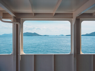 Fototapeta premium 香川県の直島へ向かうフェリーから眺める瀬戸内海の旅の風景