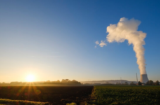 Germany, Bavaria, nuclear power plant Isar, cloud of steam emerging from cooling tower