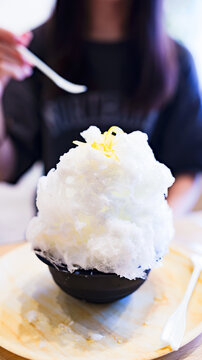 かき氷 を 食べる 【 夏 の 風物詩 】