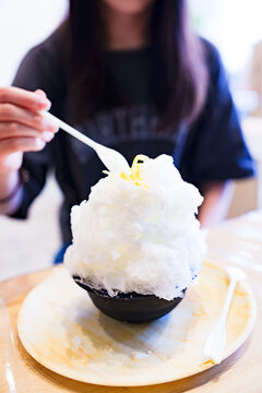 かき氷 を 食べる 【 夏 の 風物詩 】