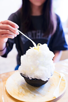 かき氷 を 食べる 【 夏 の 風物詩 】