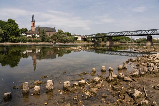 Reste der sp&auml;tantiken R&ouml;merbr&uuml;cke &uuml;ber den Main in Gustavsburg (Hessen)