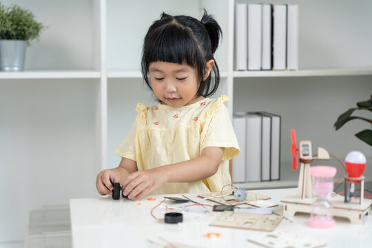 STEM science toy,  child learn electrical processes through hand on experience without screen time, emotional intelligence, intellectual intelligence, executive function.
