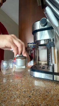 Caf&eacute; de m&aacute;quina cafetera el&eacute;ctrica time lapse preparar desayuno y cafe&iacute;na proceso velocidad acelerada paso a paso
