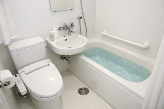 日本の住宅やホテルに多い清潔なユニットバスの浴室