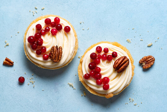 Mini tartlets with mascarpone, cranberry and pecan nuts