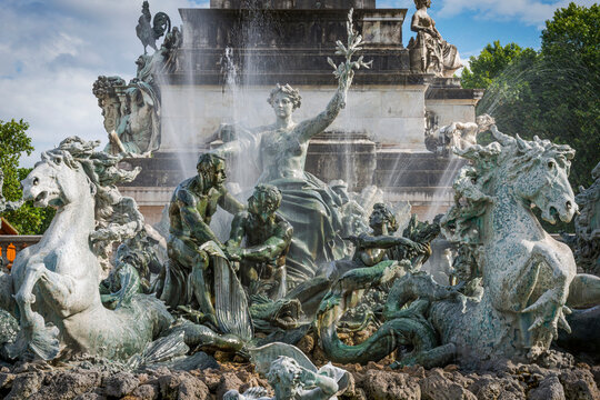Der historische Brunnen Monument aux Girondins am Place des Quinconces, Bordeaux, Gironde, Frankreich